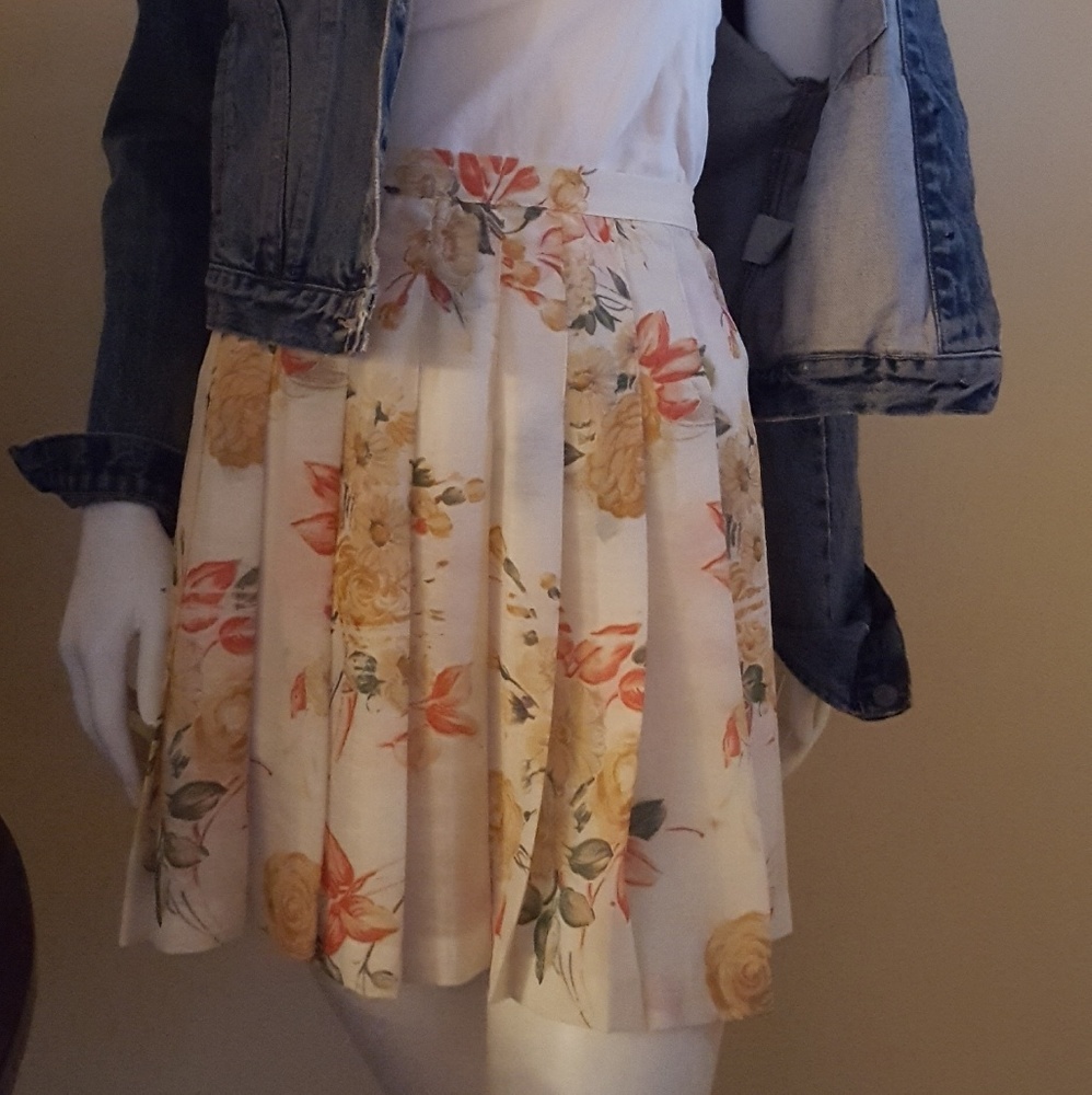 Pleaded flower skort